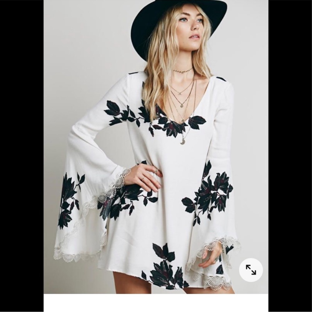 Free people wanderer bell sleeved boho dress
XS preowned